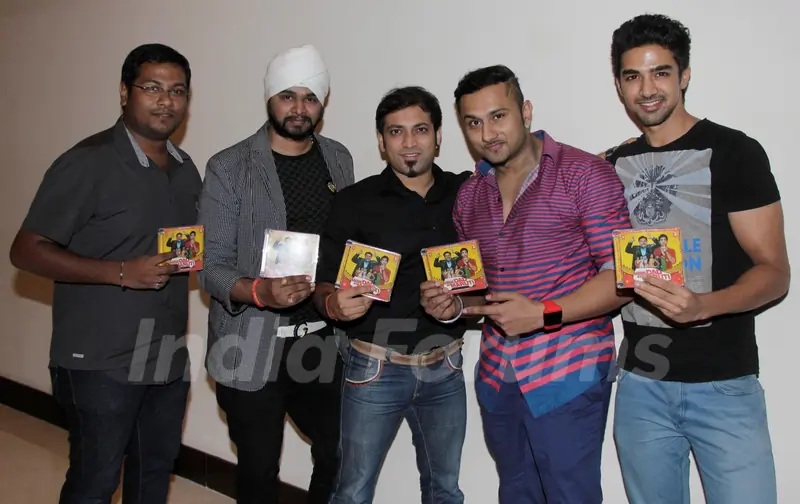 Ramji Gulati and Yo Yo Honey Singh Mashup Performance sets the Stage on Fire