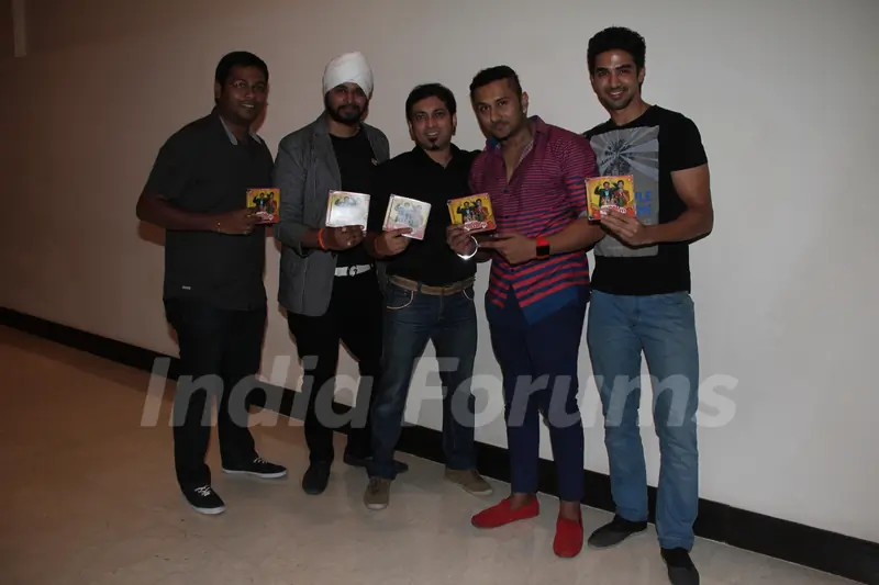 Ramji Gulati and Yo Yo Honey Singh Mashup Performance sets the Stage on Fire