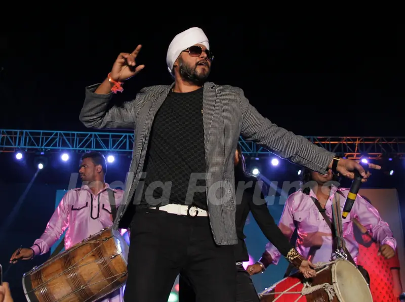 Ramji Gulati and Yo Yo Honey Singh Mashup Performance sets the Stage on Fire