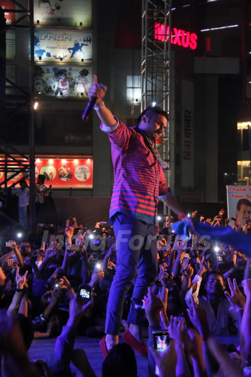 Ramji Gulati and Yo Yo Honey Singh Mashup Performance sets the Stage on Fire