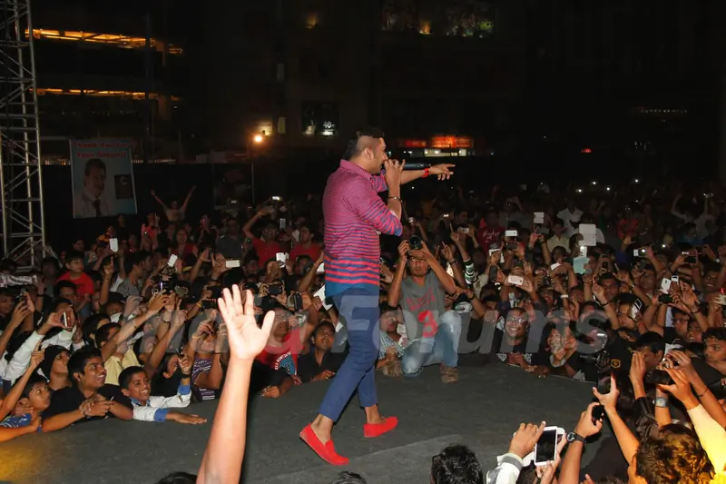 Ramji Gulati and Yo Yo Honey Singh Mashup Performance sets the Stage on Fire