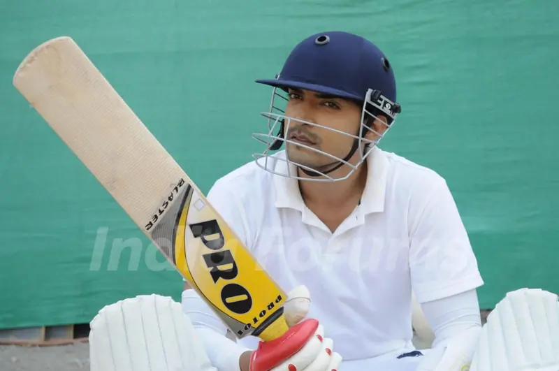 Gurmeet Choudhary plays Cricket!