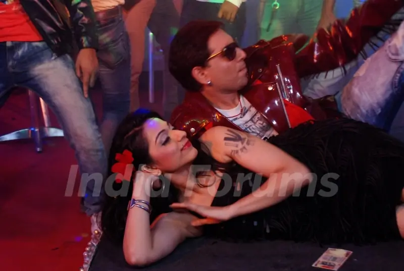 Neha Talwar along with Sandeep Baswana performing item number O Balma in Hitler Didi