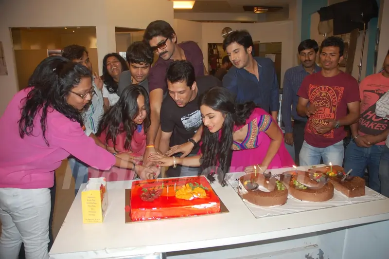 100 episodes cake cutting in Junoon