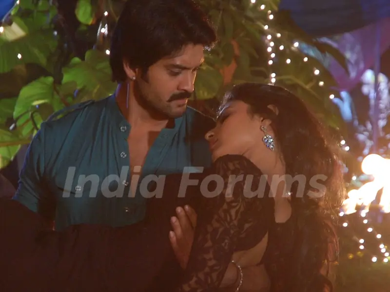 Prithvi holds Meera in Junoon - Aisi Nafrat, toh Kaisa Ishq