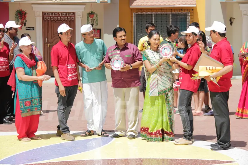 Amit Bhatt, Dilip Joshi and Disha Wakani with Taarak Mehata fans