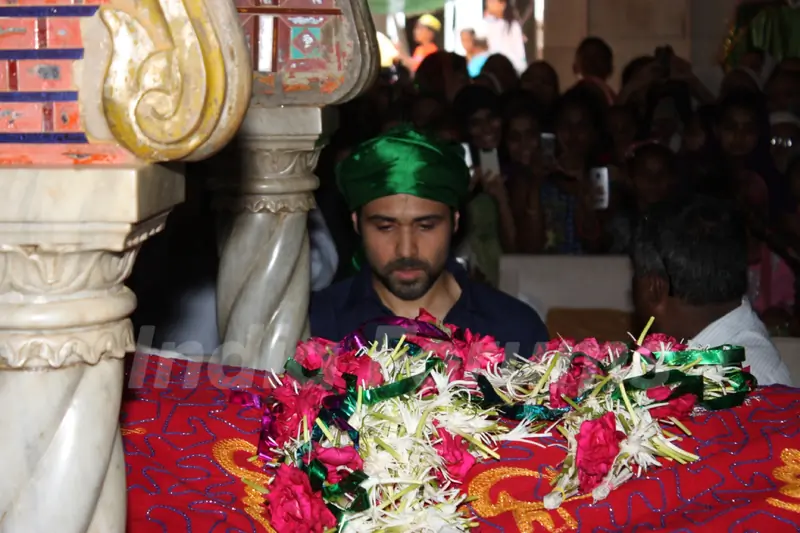 Emraan Hashmi Visits Haji Ali Dargah Before 'Ek Thi Daayan' Release