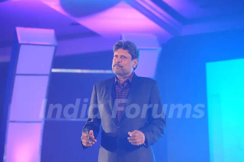 Big B & Kapil Dev unveil Siddhu's 'Sherry on Topp'