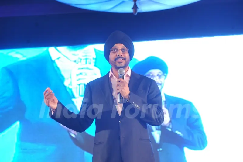 Big B & Kapil Dev unveil Siddhu's 'Sherry on Topp'