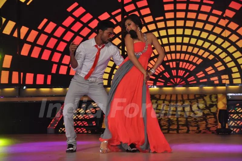 Drashti Dhami and Salman Yusuff Khan at 'Jhalak Dikhla Jaa' Season 6 Press Conference