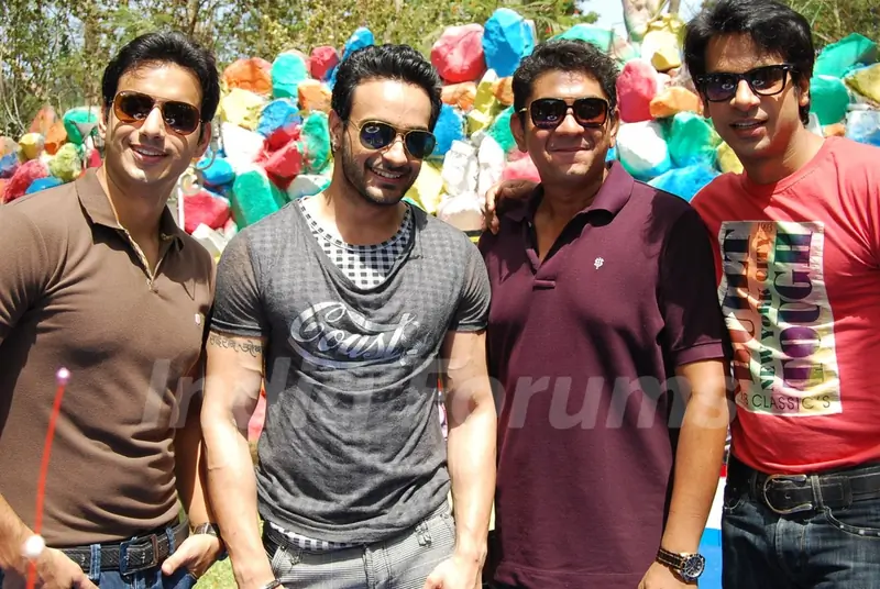 Angad's surprise birthday bash on the sets of Amrit Manthan