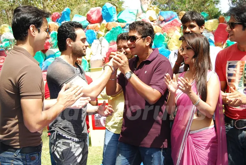 Angad's surprise birthday bash on the sets of Amrit Manthan