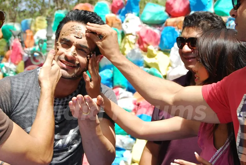 Angad's surprise birthday bash on the sets of Amrit Manthan