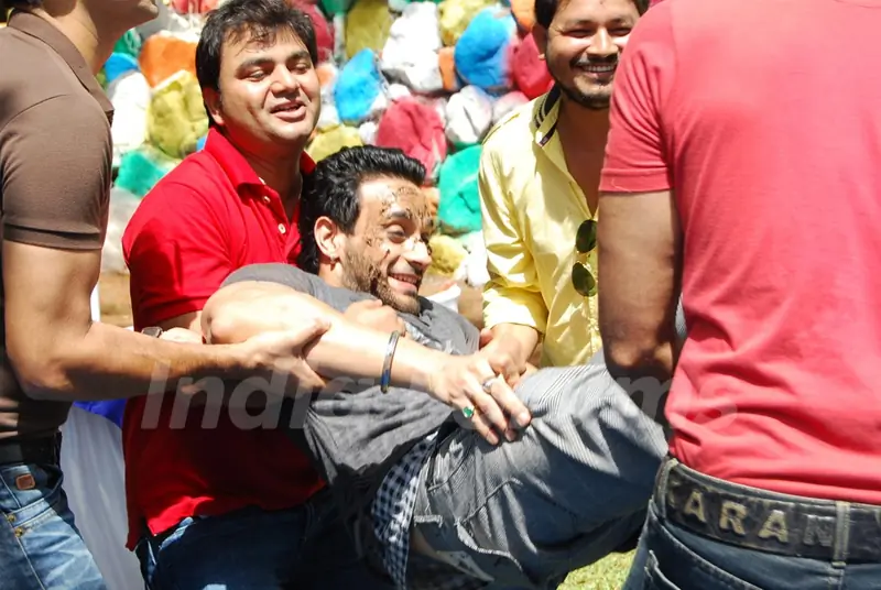 Angad's surprise birthday bash on the sets of Amrit Manthan