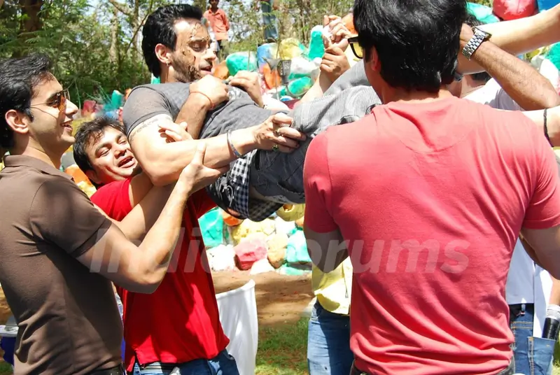 Angad's surprise birthday bash on the sets of Amrit Manthan