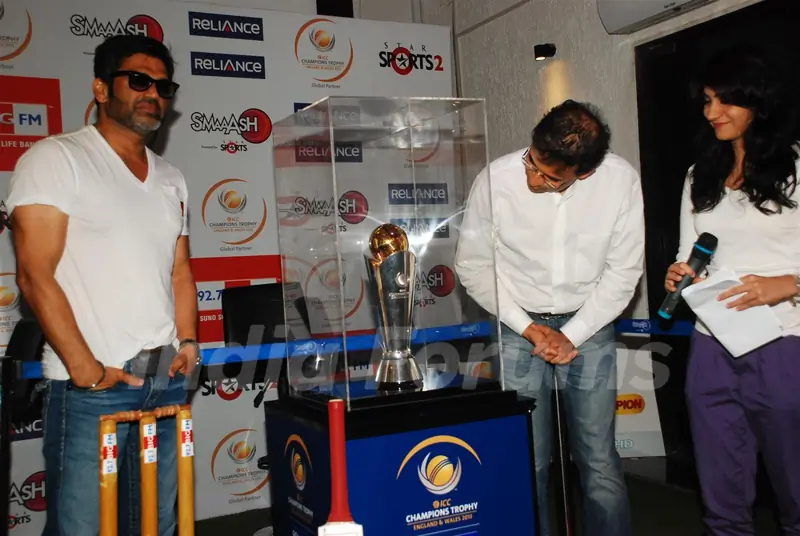 Suniel Shetty and Harsha Bhogle with Broadcast 92.7 Big FM during a unveiling the ‘International Cricket Council (ICC) Champions Trophy 2013’