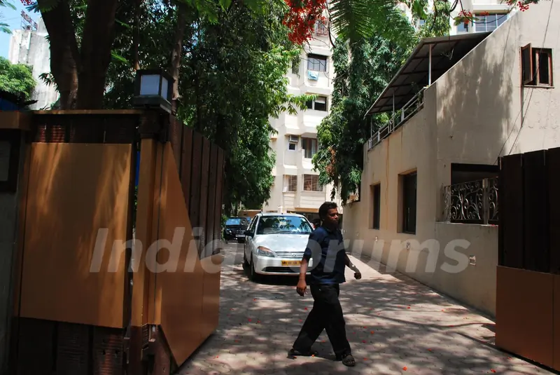 Mahesh Bhatt & Raza Murad Visits Jia Khan's Residence at Juhu