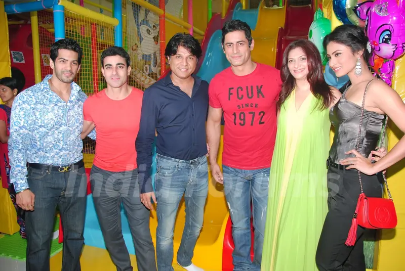 Amit Tandon,Gautam Rode,Nikhil Sinha,Mohit Raina,Suhana Sinha,Mouni Roy at launch of Play Around