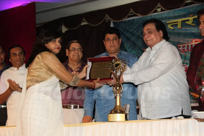Kader Khan presented with Sahitya Shiromanee Award