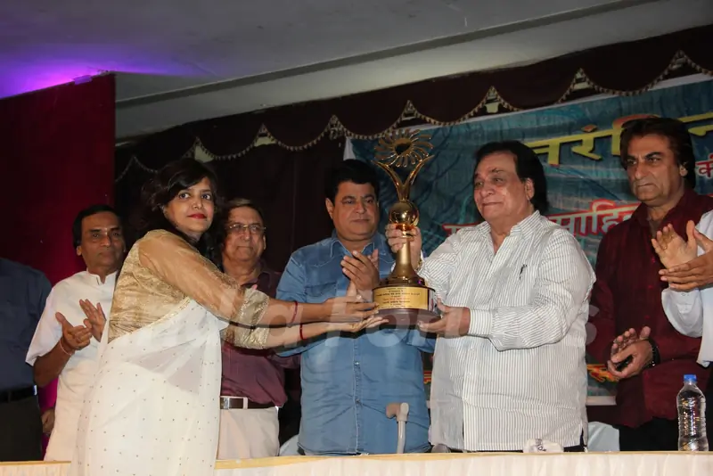 Kader Khan presented with Sahitya Shiromanee Award