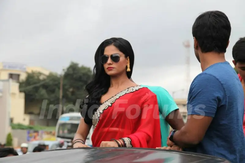 Veena Malik Silk Sakkath running housefull
