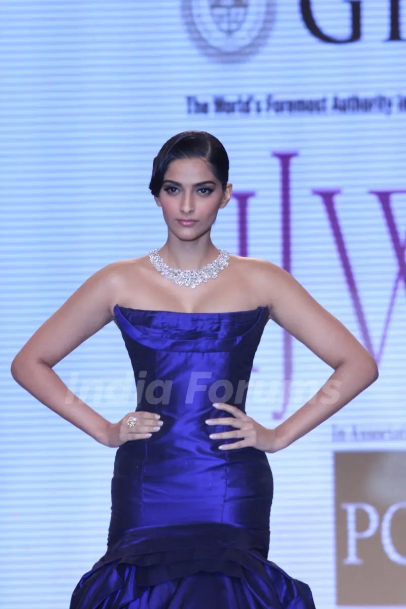 Sonam Kapoor inaugurates IIJW 2013