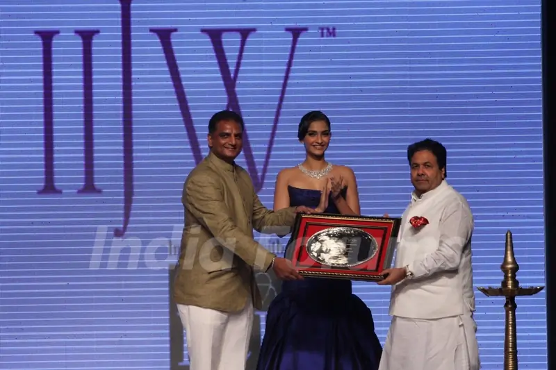 Sonam Kapoor inaugurates IIJW 2013