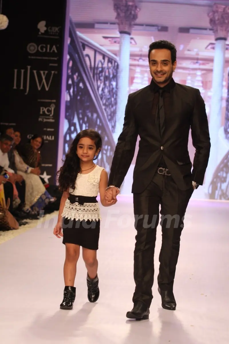 Angad Hasija walk the ramp for Gitanjali Gems at IIJW 2013