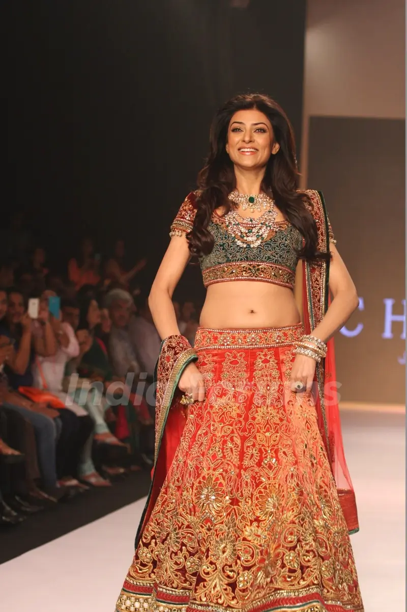 Sushmita Sen showstopper for Charu Jewels at IIJW 2013