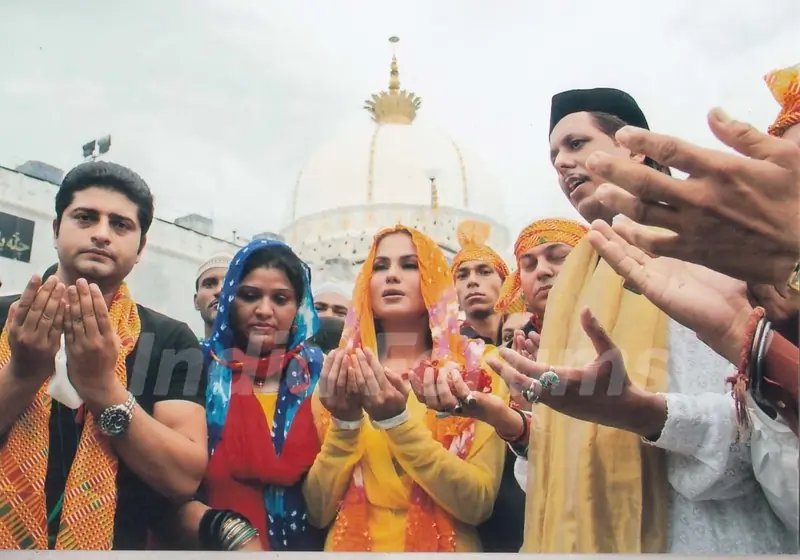 Veena Malik at Ajmer Sharif Shrine