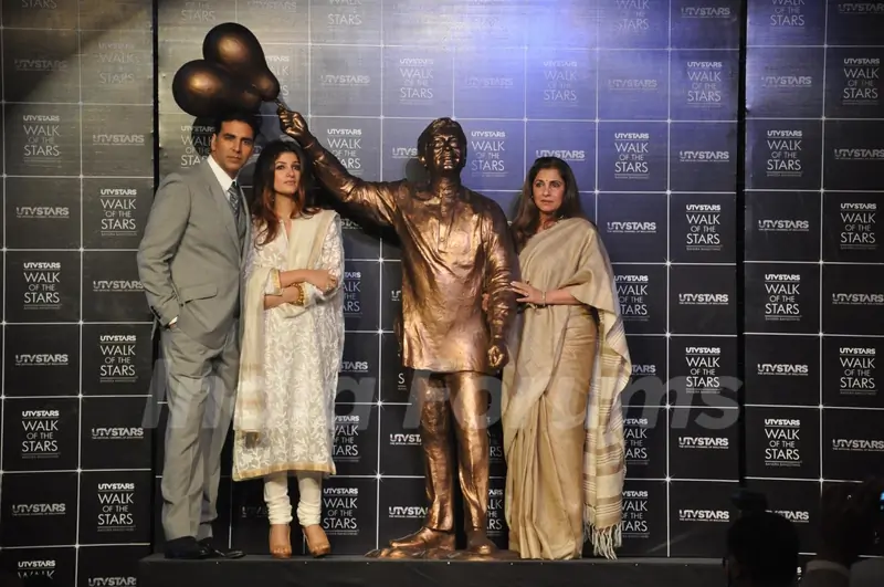 Akshay Kumar, Twinkle Khanna and Dimple Kapadia at the Unveiling of the Statue of Rajesh Khanna