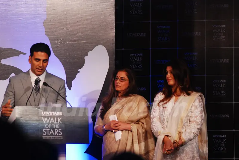 Akshay Kumar, Twinkle Khanna and Dimple Kapadia at the Unveiling of the Statue of Rajesh Khanna