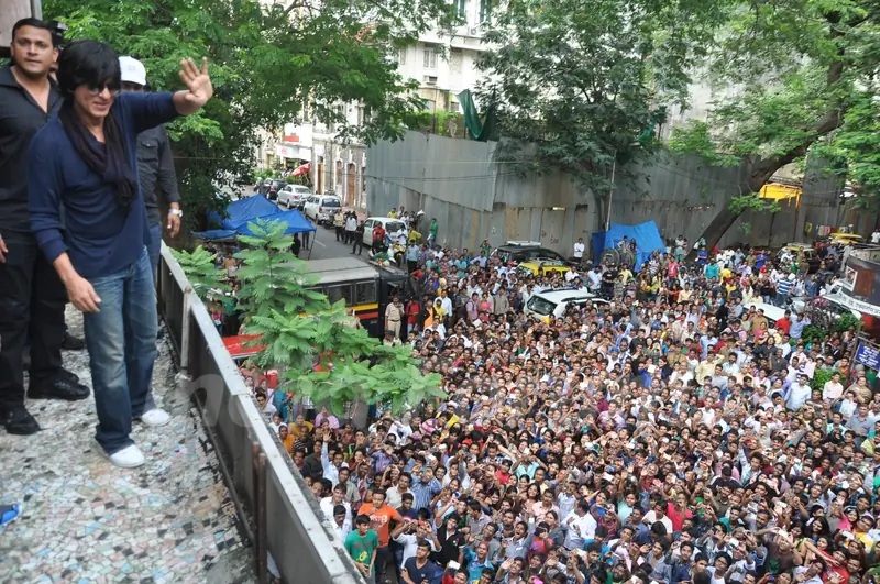 Shahrukh Khan waves out to fans while he promotes Chennai Express