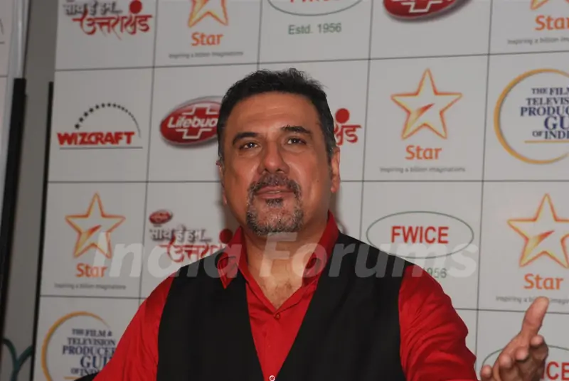 Boman Irani addresses the crowd at the 'Saath Hain Hum Uttarakhand' donation drive
