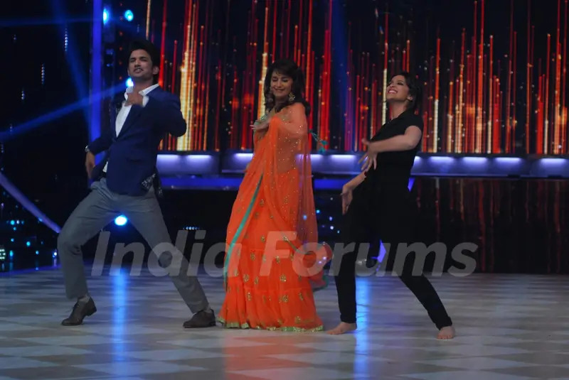 Madhuri Dixit,Sushant Singh Rajput and Parineeti Chopra perform together