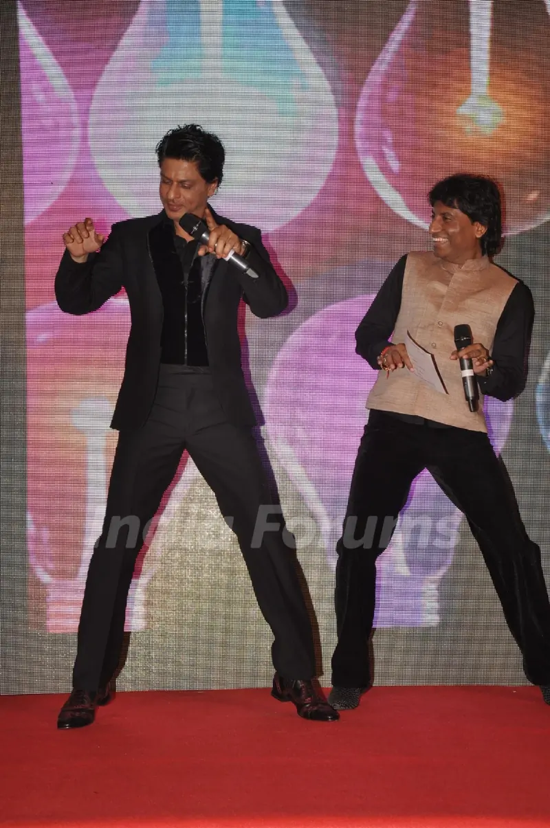 Shahrukh Khan and Raju Shrivastav perform on hit number from Chennai Express
