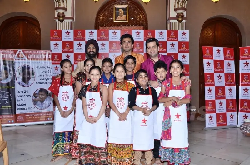 Chef Vikas Khanna, Chef Kunal Kapoor and Chef Jolly with the contestants inside the ISKON temple