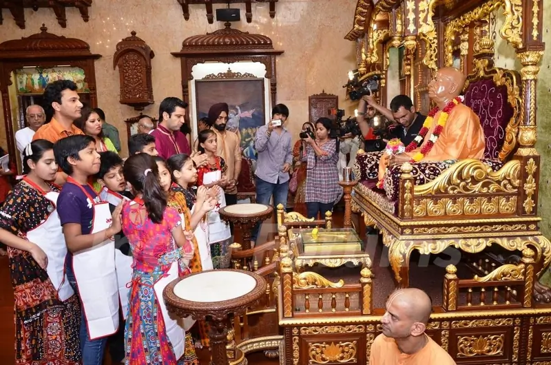 Chef Vikas Khanna, Chef Jolly and Chef Kunal Kapoor with the contestants while the pooja.