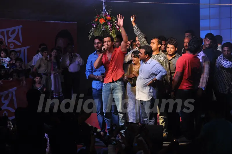 Hrithik Roshan cheers the crowd at Dahi Handi celebrations