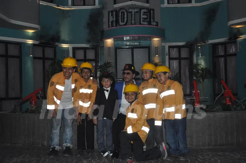 Shahrukh Khan poses with his team of fire fighters