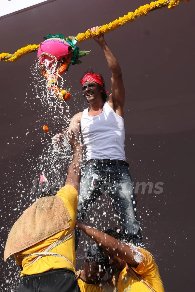 Arjun Rampal breaks the Dahi Handi