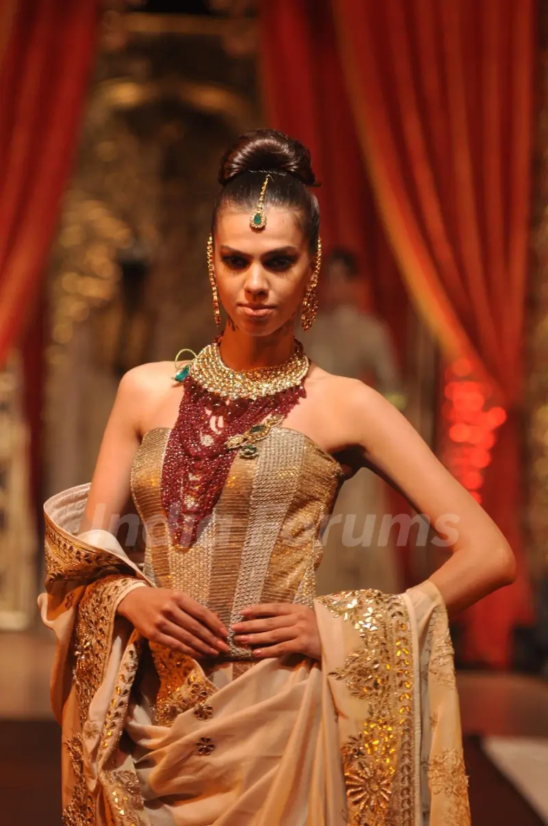 Vikram Phadnis Showcases His Bridal Couture