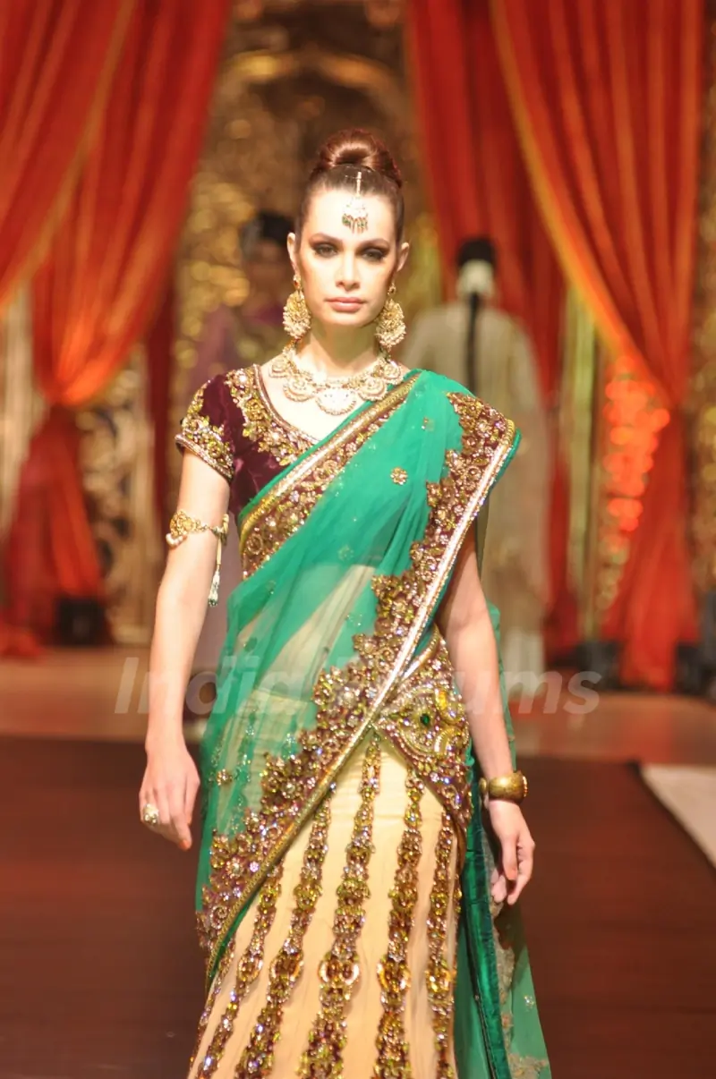 Vikram Phadnis Showcases His Bridal Couture