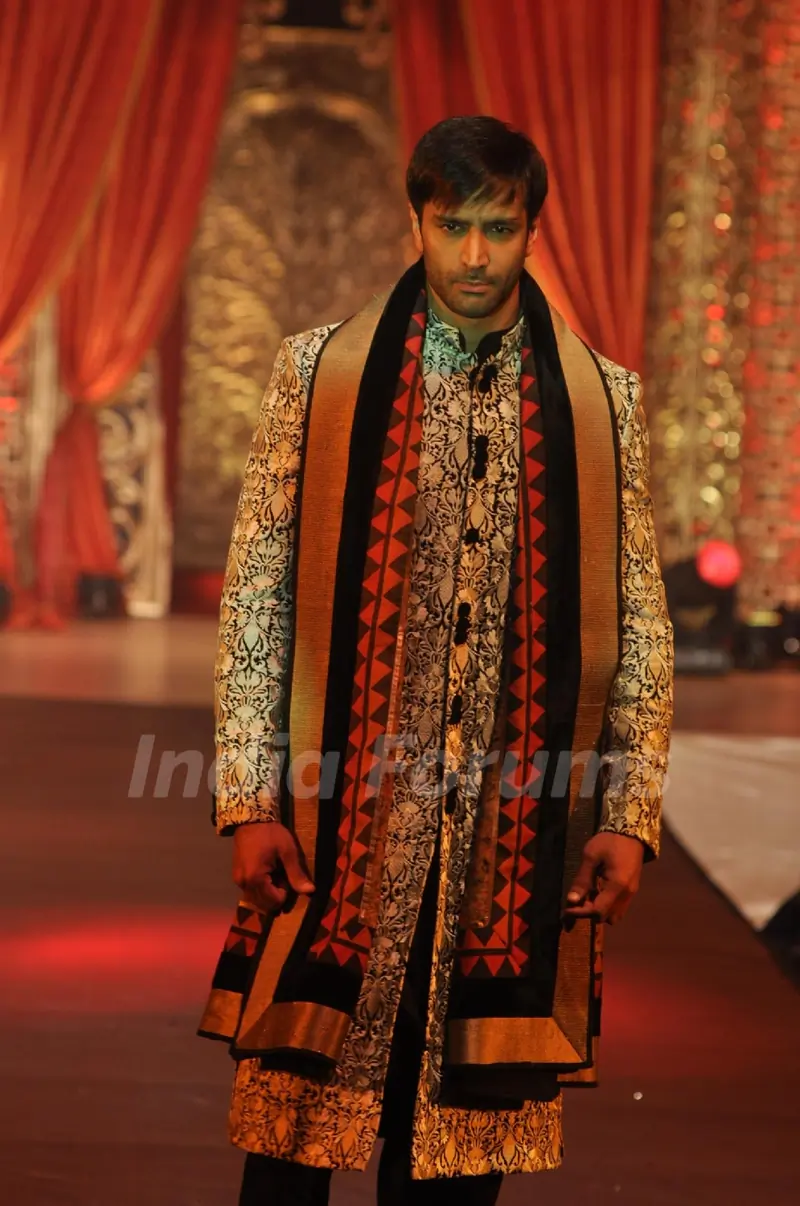 Vikram Phadnis Showcases His Bridal Couture