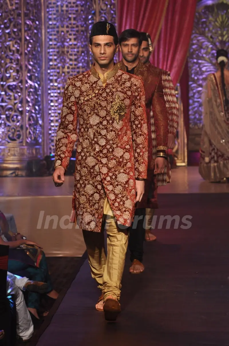 Vikram Phadnis Showcases His Bridal Couture