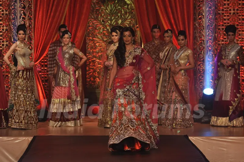 Vikram Phadnis Showcases His Bridal Couture