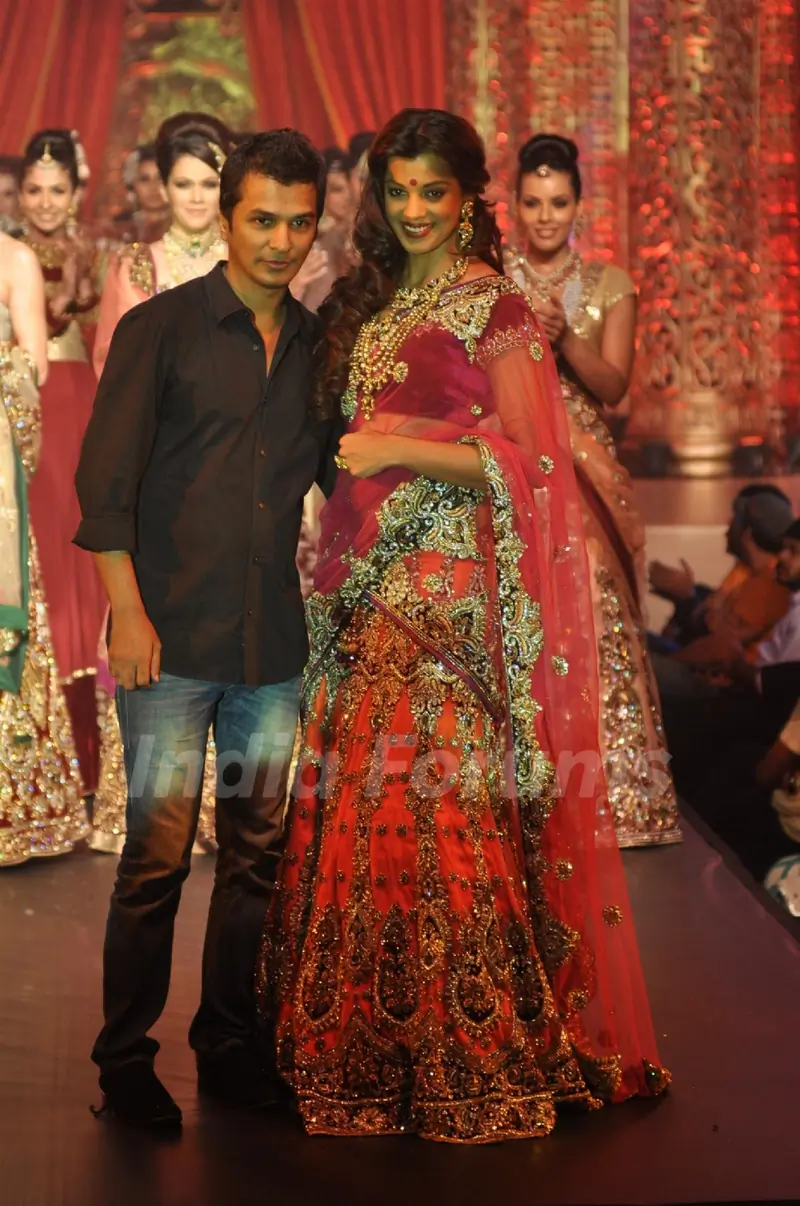 Vikram Phadnis Showcases His Bridal Couture