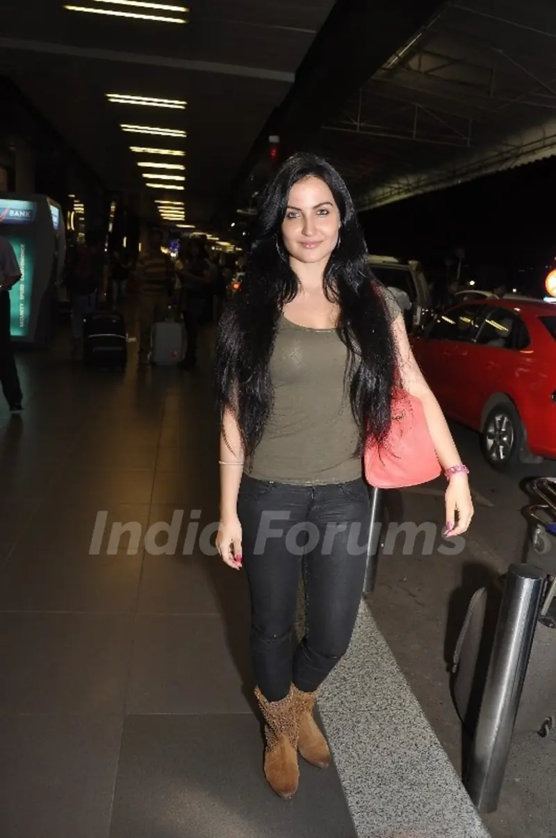 Elli Avram was seen at Mumbai Airport leaving for SAIFTA