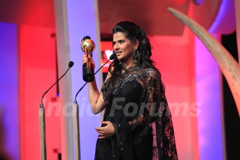 Kratika Sengar receiving Best Lead actor female TV award at the SAIFTA Award ceremony