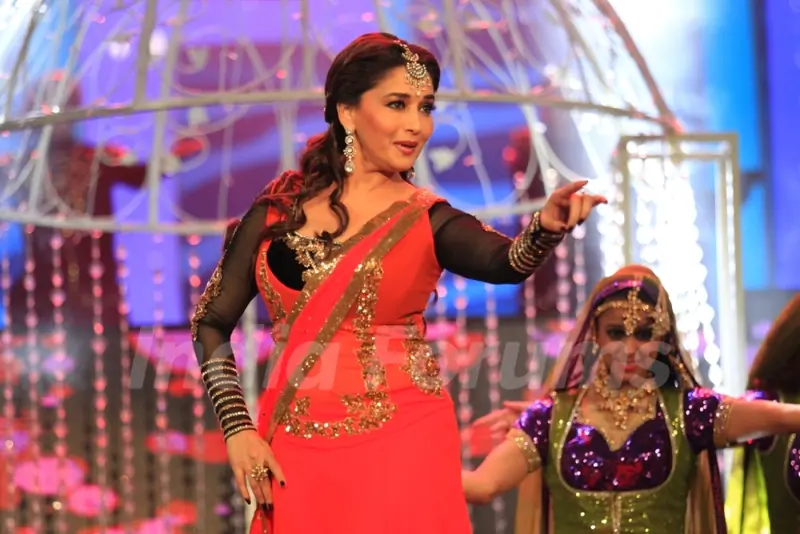 Madhuri Dixit performing at the SAIFTA Award ceremony